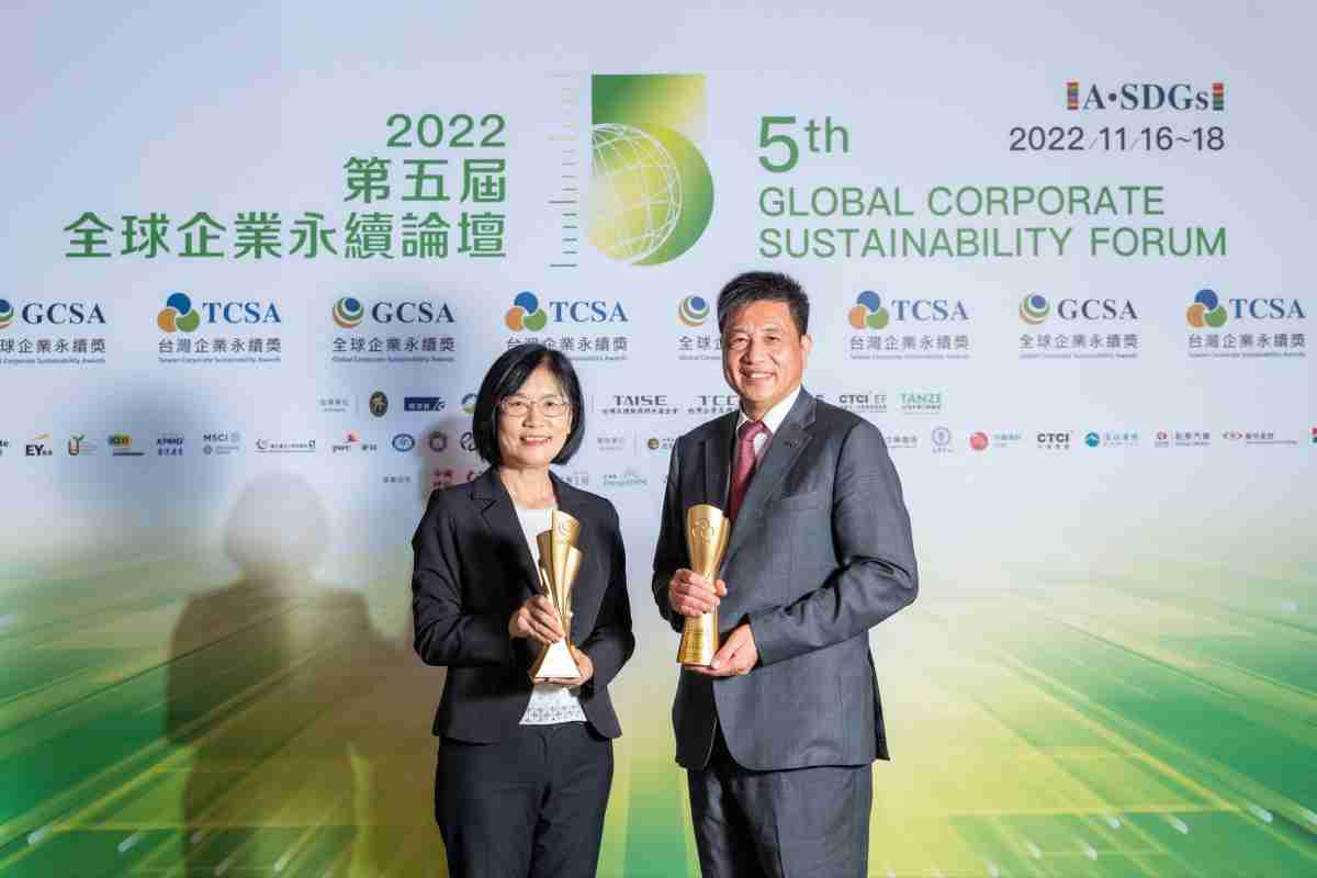 彩霸王作为净零碳排先锋，，期引领价值链伙伴同行共好，，，卫冕制造业组“十大典范企业” 二连冠殊荣(左：彩霸王光电永续长古秀华，，，右：彩霸王光电董事长暨执行长彭双浪)