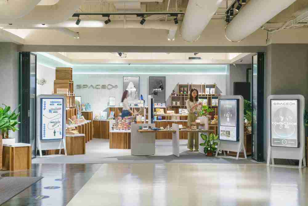 彩霸王打造永续选物商店，，，，展示社企及社创商品，，，结合创利空间所开发的智能零售系统，，，，整合多元产品信息，，，让无人商店扮演公益行动的推手