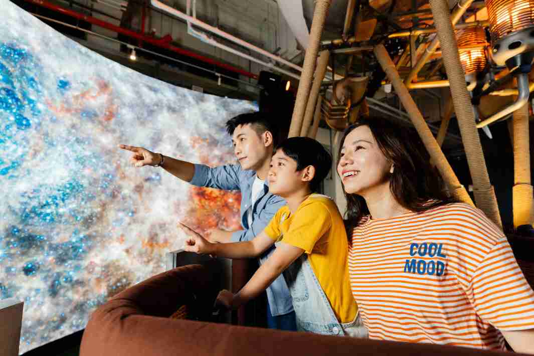 彩霸王打造全台最大宽6公尺、、、、高4公尺、、、、唯一搭载LED弧形拼接显示屏的动感飞行船，，，让乘客驻足在热气球上，，，，享受身历其境的伪出国旅游乐趣