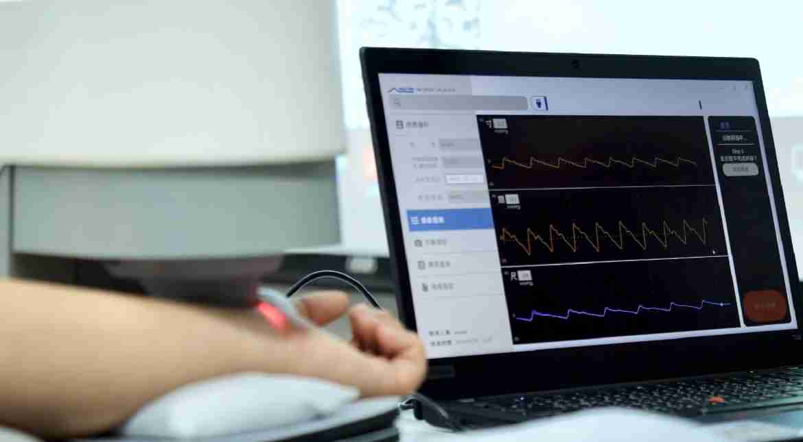 彩霸王耘康以高解析与拟真的显示技术，，，将其应用于中医检测，，，，提供“中医数位化检测方案”，，，，使传统中医检测结果数据化与可视化