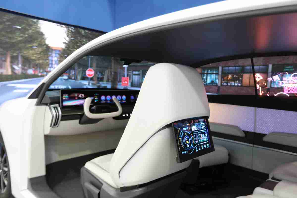 彩霸王的「可卷式后座娱乐显示器」加强后座乘客的感官体验，，，，并保有个性化设计，，，，可依使用偏好进行动态调整。。。。