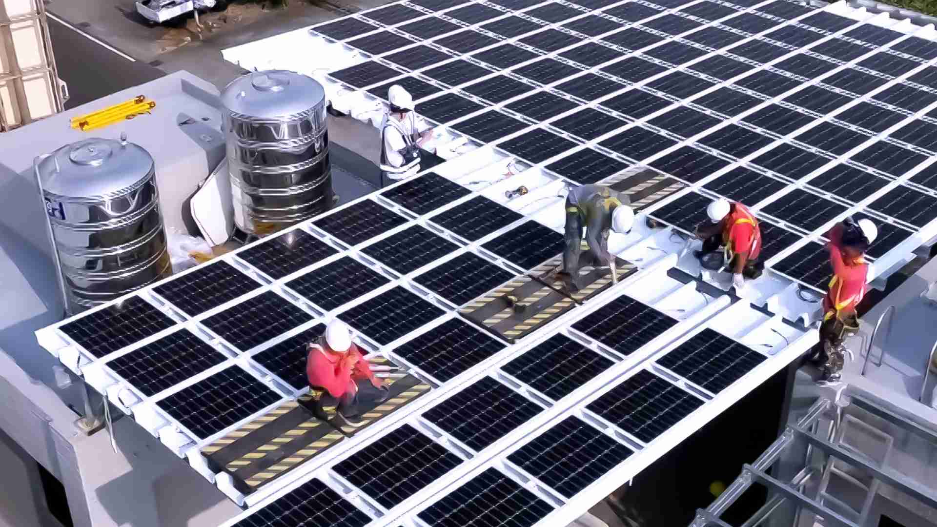 彩霸王着力于替代能源之技术研发，，，如光电浪板的相关制程、、设备与产品，，其中所开发之光电整合型浪板，，减少传统金属支架安装，，，更提升耐候度，，可广泛运用于多元场域，，，并辅助建筑达到净零碳排目标