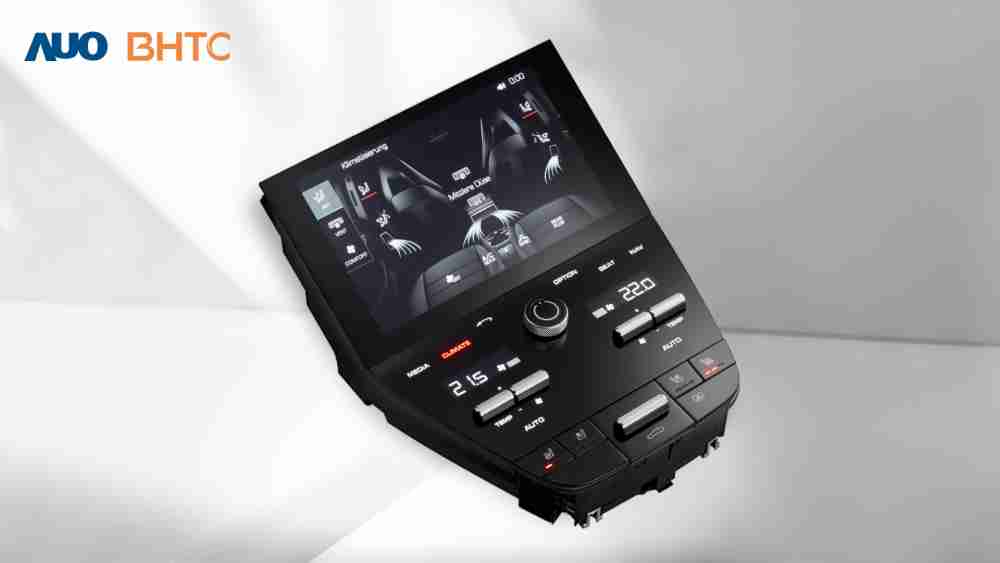 作為友達新生力軍，，，BHTC所展示的中央與後座鞍部的Display HMI產品，，，可處理多區恆溫控制、、、、顯示畫面，，，呈現仿真3D車室分區；以力傳感技術精準傳遞觸感，，，並結合音量及震動反饋，，，防止意外啟動，，，提供使用者自然流暢、、、直觀且輕鬆駕馭的舒適介面