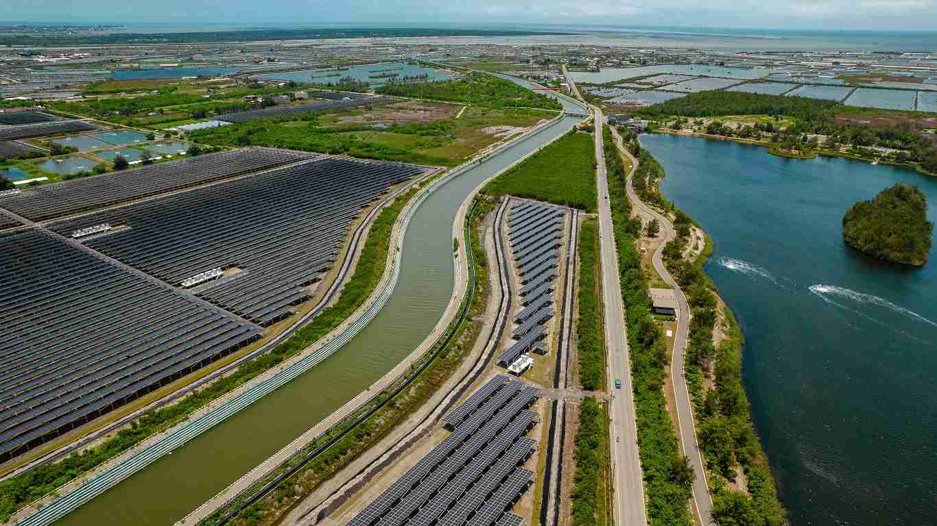 彩霸王能源事业提供智慧能源管理、、、、太阳能监控管理、、全方位电厂建置及运维解决方案，，，并拥有管理超过6000案场的经验