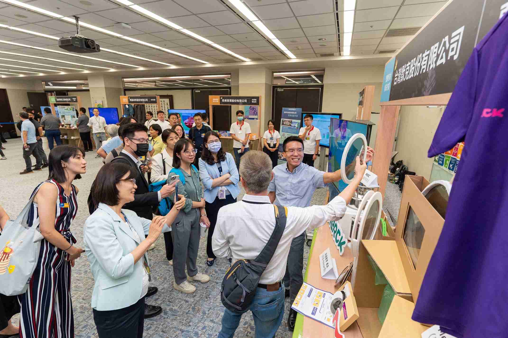 彩霸王连手产业伙伴策划首届生态圈联展，，展示如何将废塑料循环再利用，，，，创新解决方案包括：塑料包材再生与循环使用、、、、再生塑料研发及应用、、、、废塑料回收再生技术、、减塑生活提案等