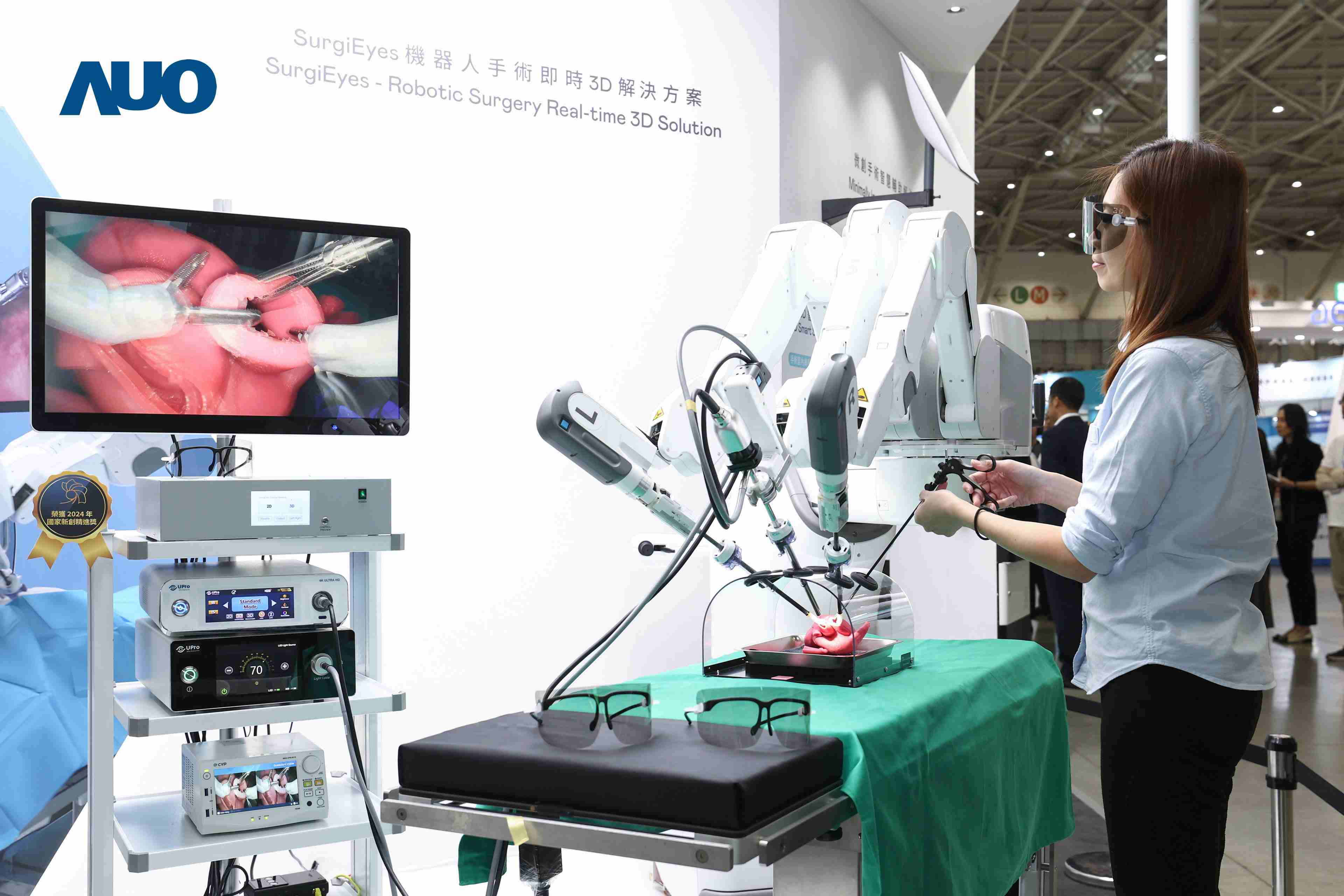 达擎以领先的3D显示技术推出〝SurgiEyes机器人手术实时3D解决方案〞，，整合先进3D图像处理与独家3D垂直宽视角、、广色域的显示技术，，，，手术团队可实时同步主刀医师视角看到清晰3D影像，，，提升沟通效率与安全性。。