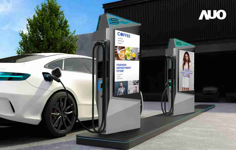 达擎 “55吋高亮度户外防水显示器”，，，在阳光直射环境下仍可呈现清晰鲜明之影像质量，，，可灵活安装于充电桩及智能电杆，，，成为数字户外广告 （DOOH）最佳宣传利器